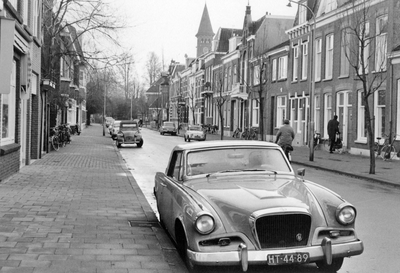 848422 Gezicht in de Oudwijkerlaan te Utrecht, met rechts op de achtergrond de toren van de Heilig Hartkerk (Oudwijk 23).